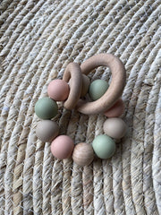 SIIDDS Bijtring/rammelaar - havermout/zand - vergrijsd groen - zalm roze - baby - doorkomende tandjes - bijt speelgoed - siliconen/hout - cadeau - kraamcadeau - babyshower