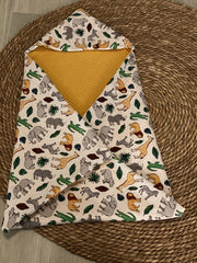 Wikkeldoek - wikkeldeken - okergeel wafelkatoen - met dieren - jungle - babydeken