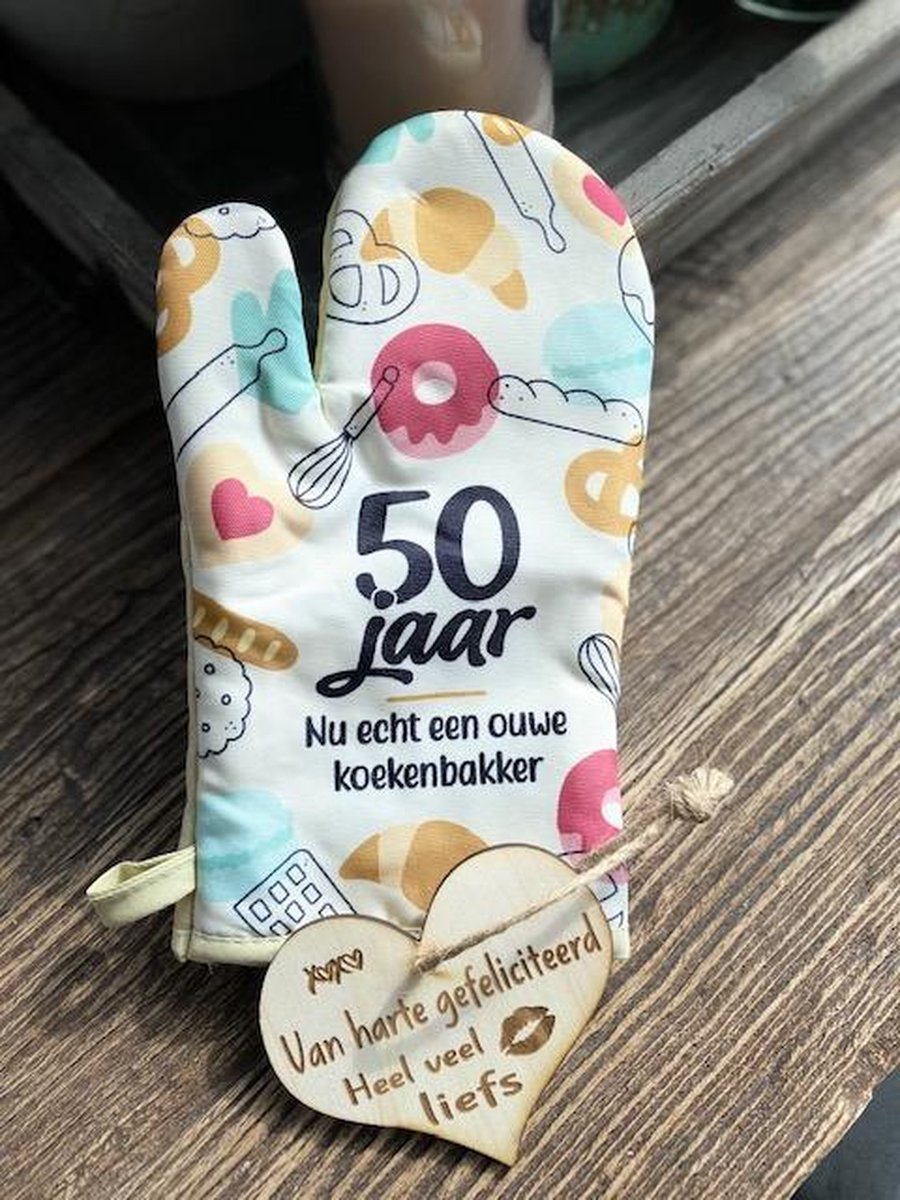 Ovenhandschoen met de tekst `50 jaar Nu echt een ouwe koekenbakker.`+ hartje Liefs / 50 jaar / abraham / sarah