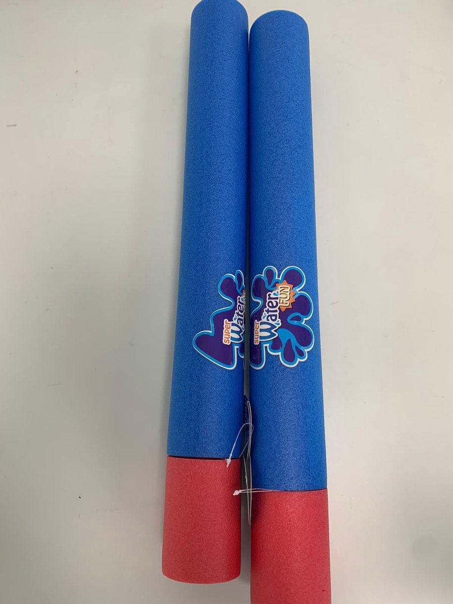 2 blauwe waterpistolen