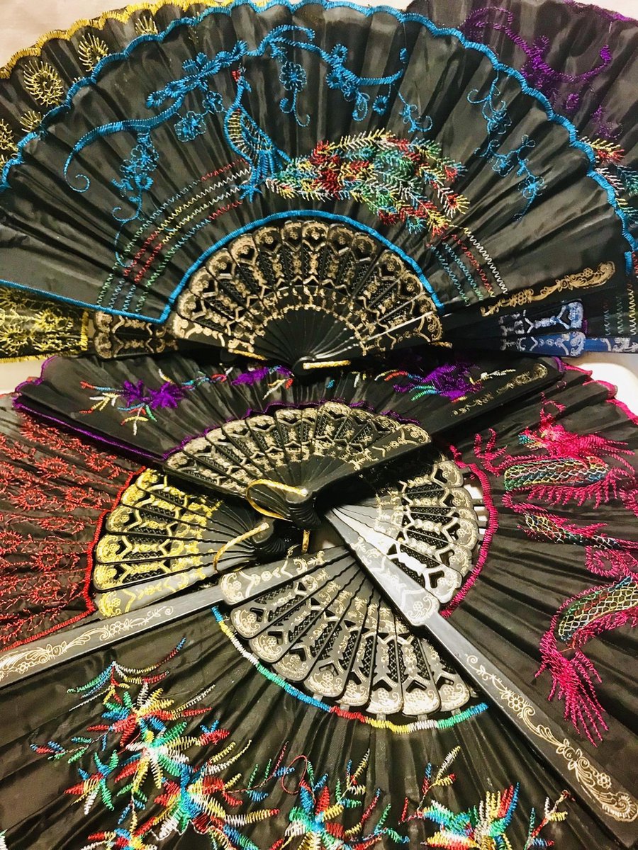 12 stuks Spaanse waaiers zwarte met verschilende borduurpatronen.. Dit is een flamenco waaier met een decoratieve borduurpatronen erop. Om echt te gebruiken maar ook leuk als decoratie. Formaat: ongeveer 24 cm hoog en 44 cm breed. uitdeelcadeaus