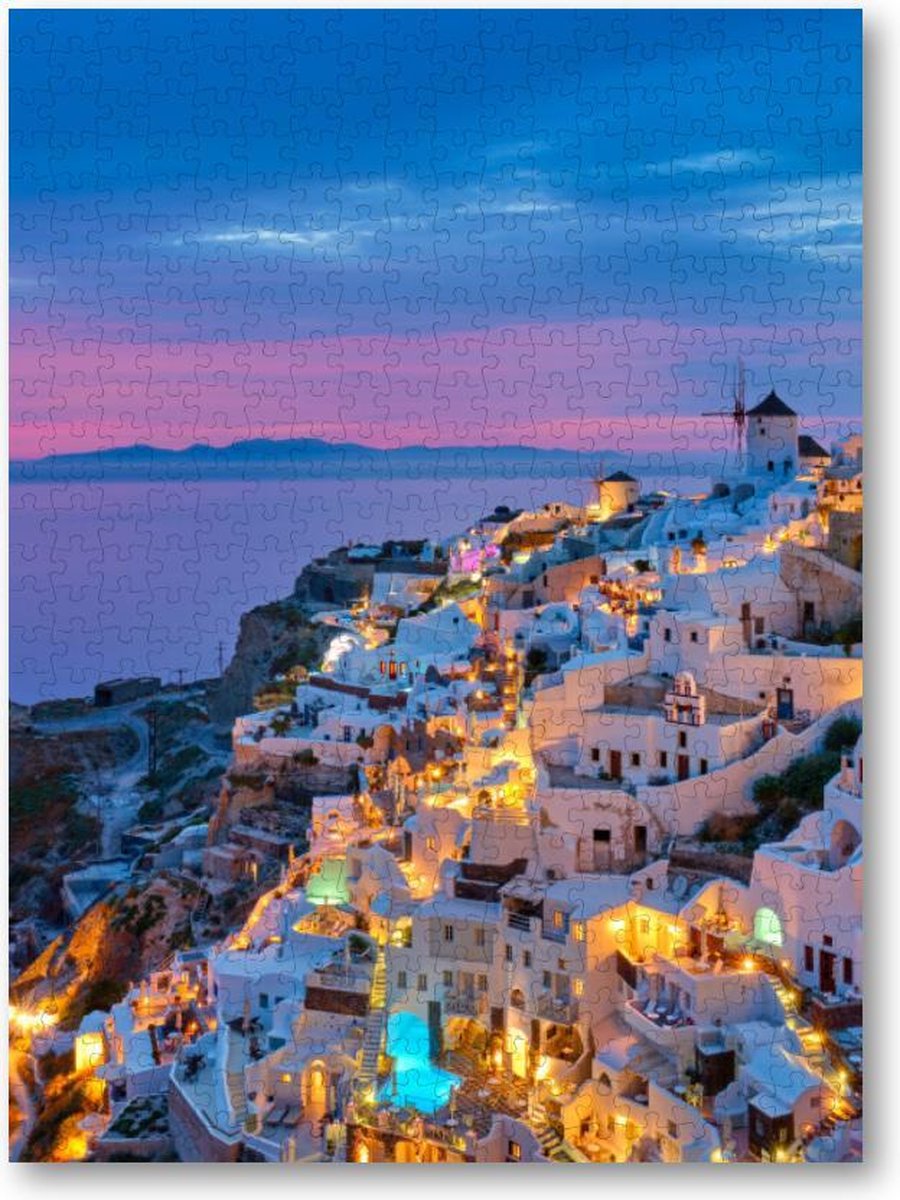 Oia met traditionele witte huizen en windmolens op het eiland Santorini