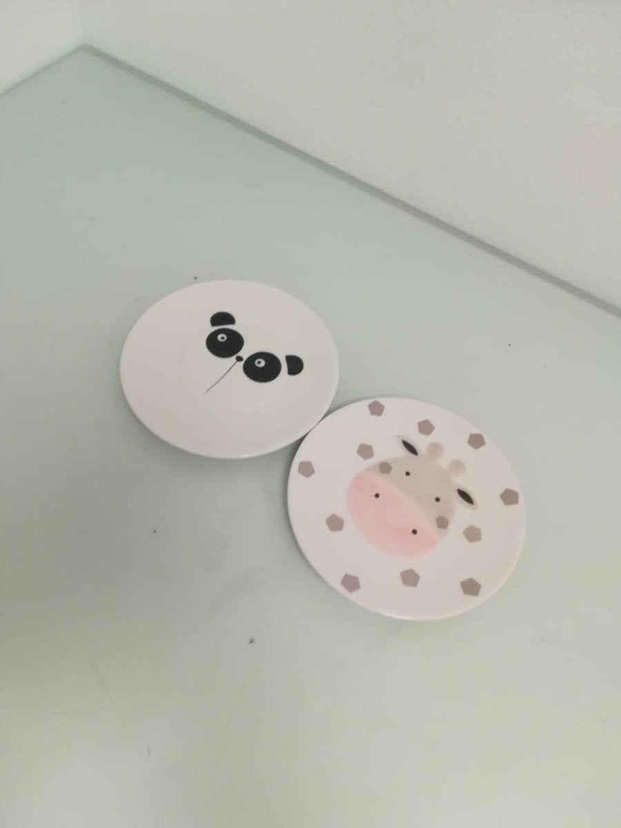 Twee kinderbordjes met dierenopdruk - koe en panda