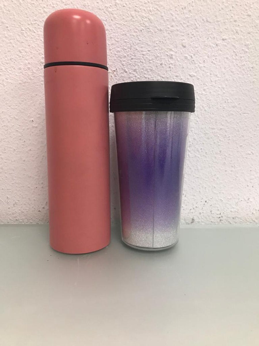 Twee drinkbekers - een hoge roze van 24cm hoog en een paarse van 17cm hoog