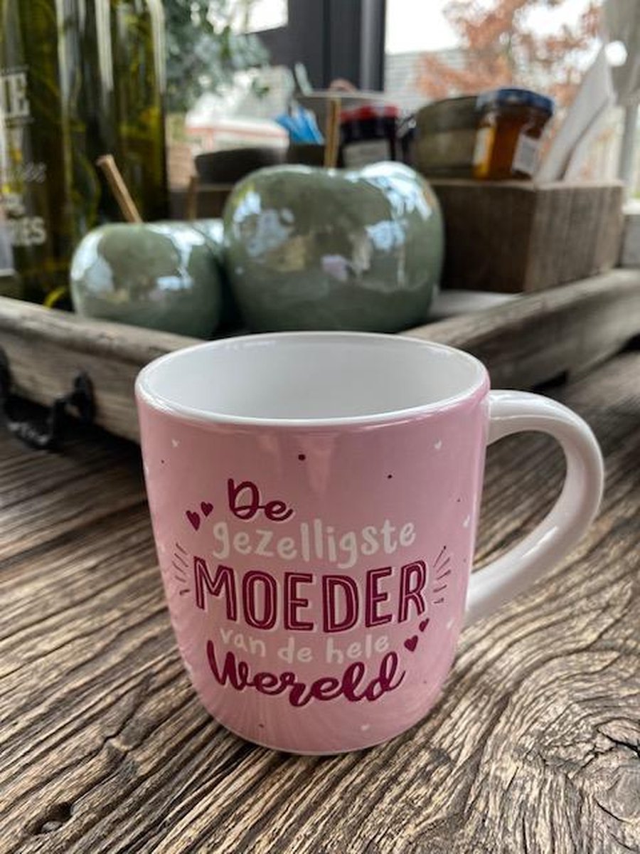 Mok met de tekst De gezelligste moeder van de  hele wereld / cadeau / vaderdag / moederdag / verjaardag / Valentijnsdag / liefde / vriendschap