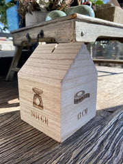 Houten spaarpot / huisje / huis / aan 4 kanten gebrand / Ook mogelijk met eigen tekst-naam-afbeelding / kraamcadeau / baby / fooienpotje / fooienpot