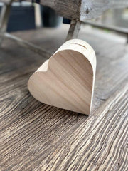 Houten spaarpot / hartje /  kraamcadeau / baby / fooienpotje / fooienpot