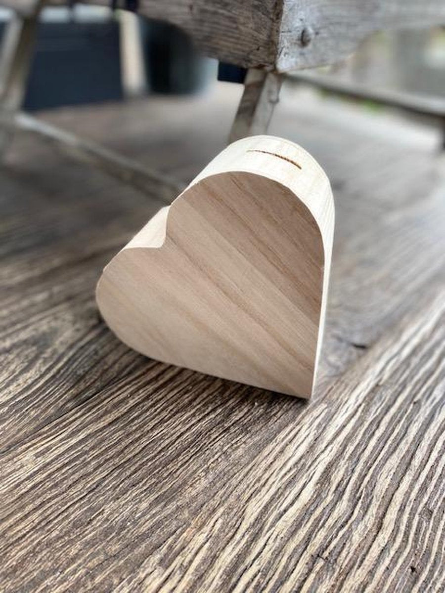 Houten spaarpot / hartje /  kraamcadeau / baby / fooienpotje / fooienpot