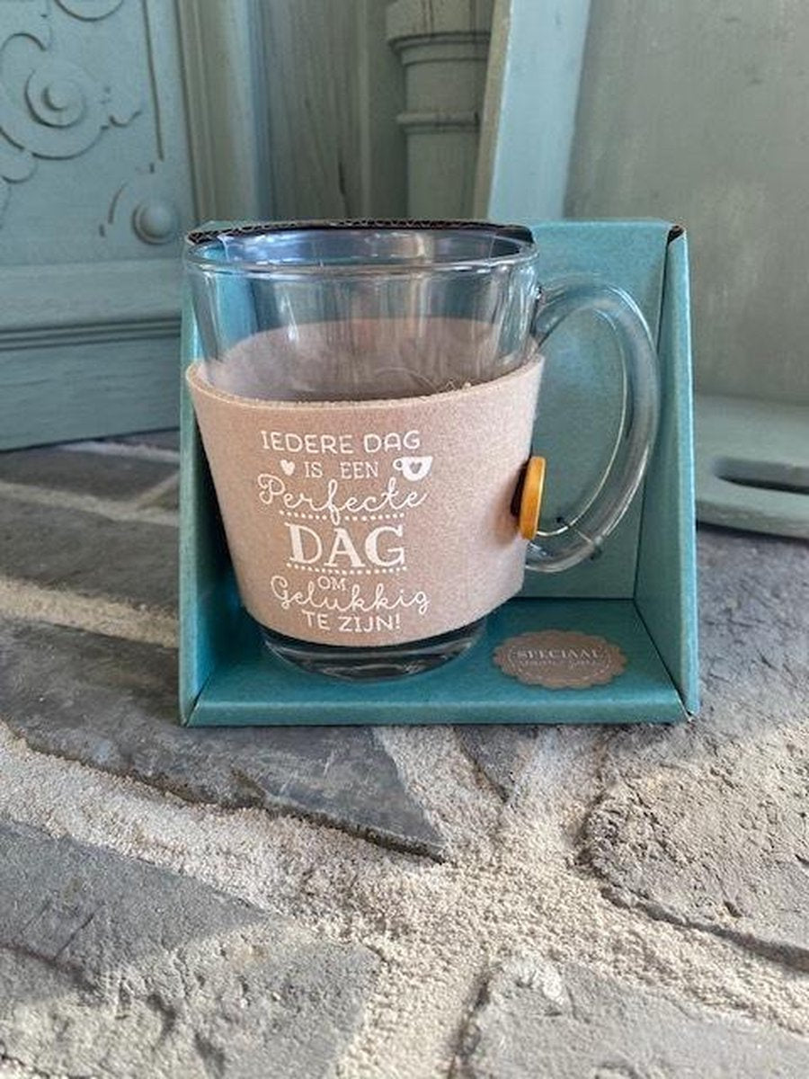 Theeglas / met tekst Iedere dag is een perfecte dag om gelukkig te zijn / cadeau / verjaardag / kerstmis / vaderdag / moederdag / vriendschap
