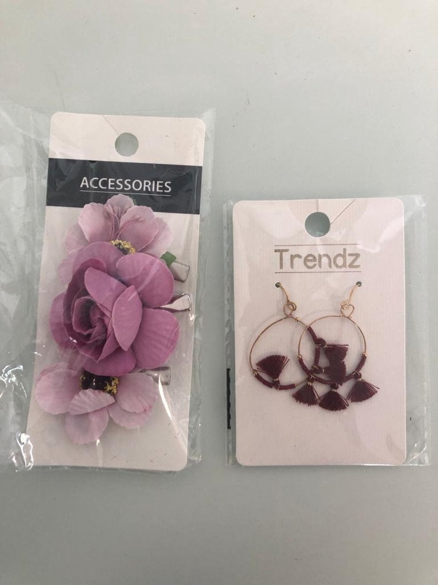 set vaan haar bloemen en oorbellen