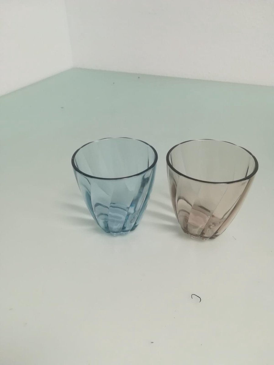Twee blauwe en grijze drinkbekers - kunststof