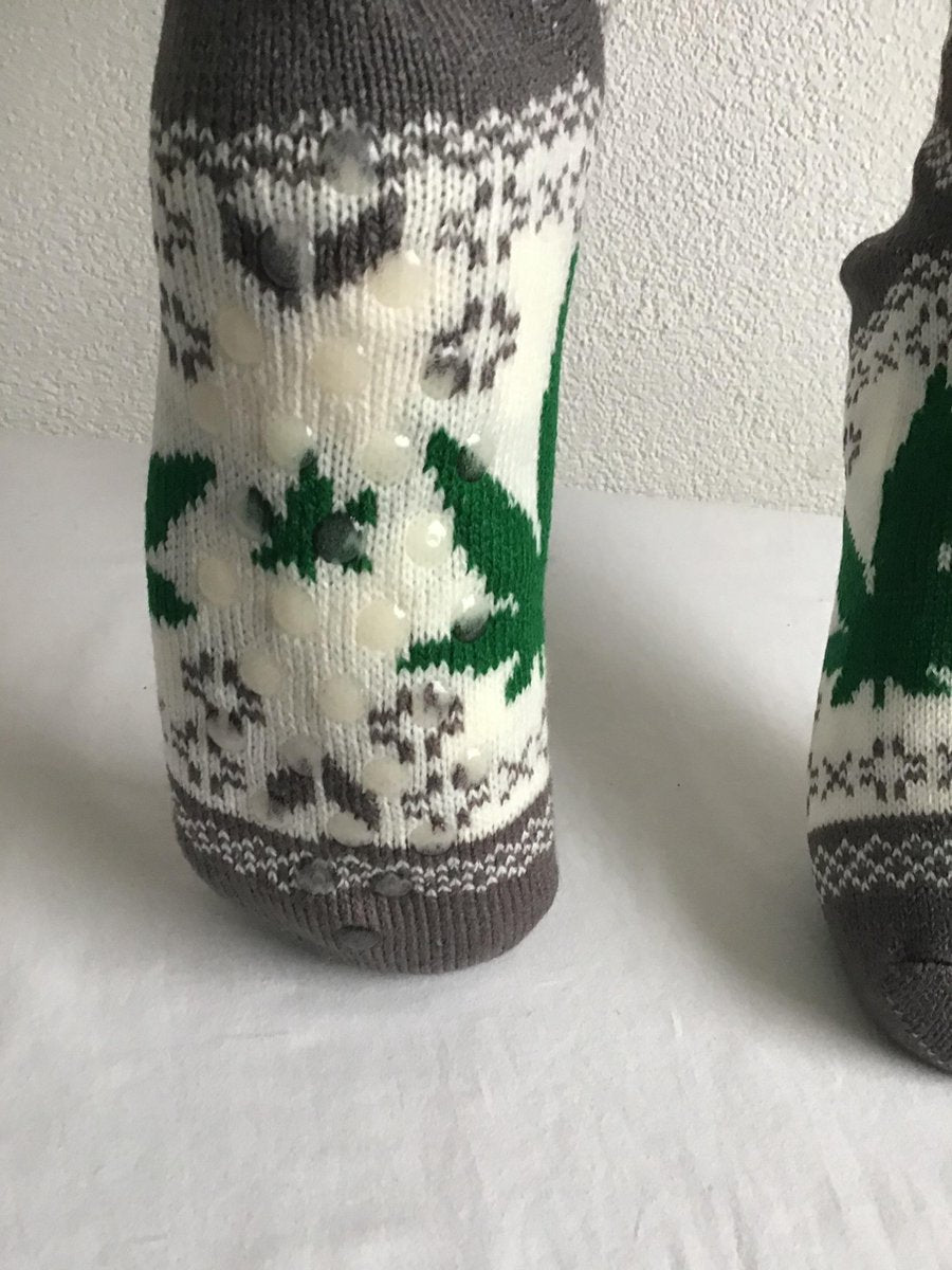 Verjaardag Cadeau - Huissokken anti slip - Winter sokken - Warme sokken -  Anti-slip Zool - Vrolijke sokken - Cannabis design -  Wiet Sokken - Souvenir Sokken - Aparte sokken - maat 36-42