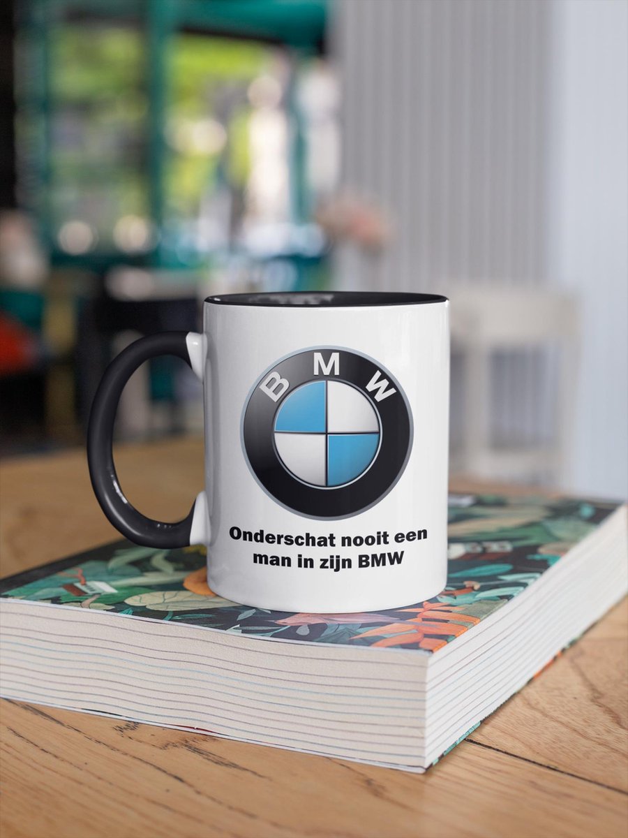 Cadeau mok BMWrijder - onderschat nooit een man in zijn BMW - zwart handvat en rand- kado beker voor vader-opa-broer-neef-oom-zoon-papa