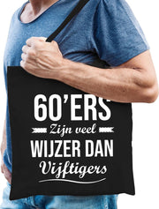 60ers zijn veel wijzer dan vijftigers cadeau tas zwart voor heren cadeau / verjaardag katoenen tas zwart voor heren - 60 jaar - kado tas / tasje / shopper