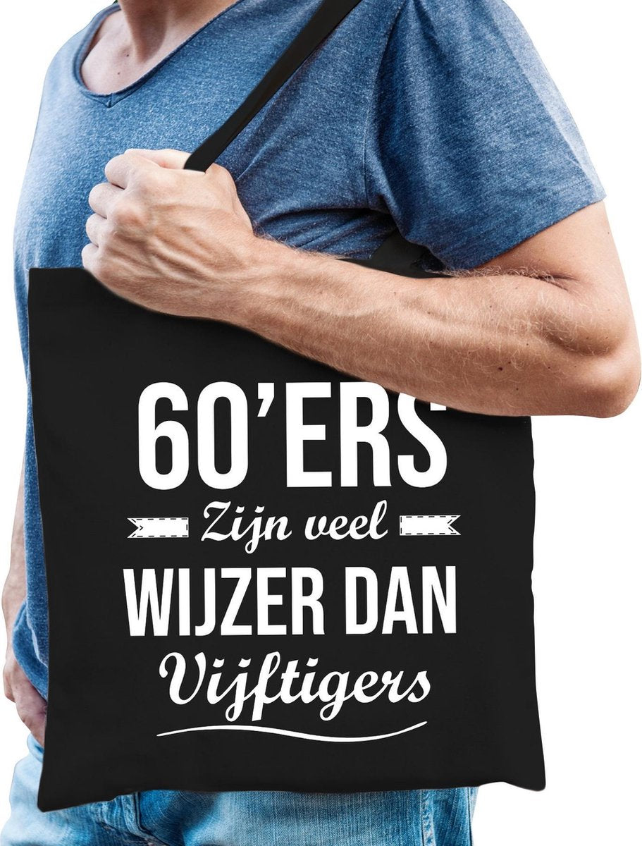 60ers zijn veel wijzer dan vijftigers cadeau tas zwart voor heren cadeau / verjaardag katoenen tas zwart voor heren - 60 jaar - kado tas / tasje / shopper