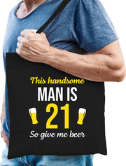 Verjaardag tas 21 jaar - this handsome man is 21 give beer - zwart - heren - eenentwintig cadeau tasje