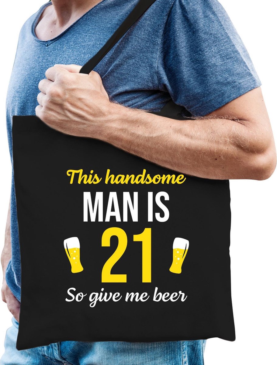 Verjaardag tas 21 jaar - this handsome man is 21 give beer - zwart - heren - eenentwintig cadeau tasje