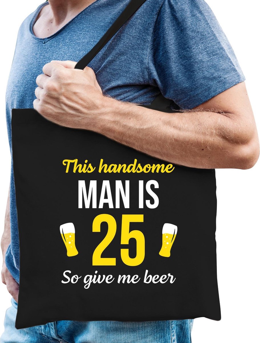 Verjaardag tas 25 jaar - this handsome man is 25 give beer - zwart - heren - vijventwintig cadeau tasje