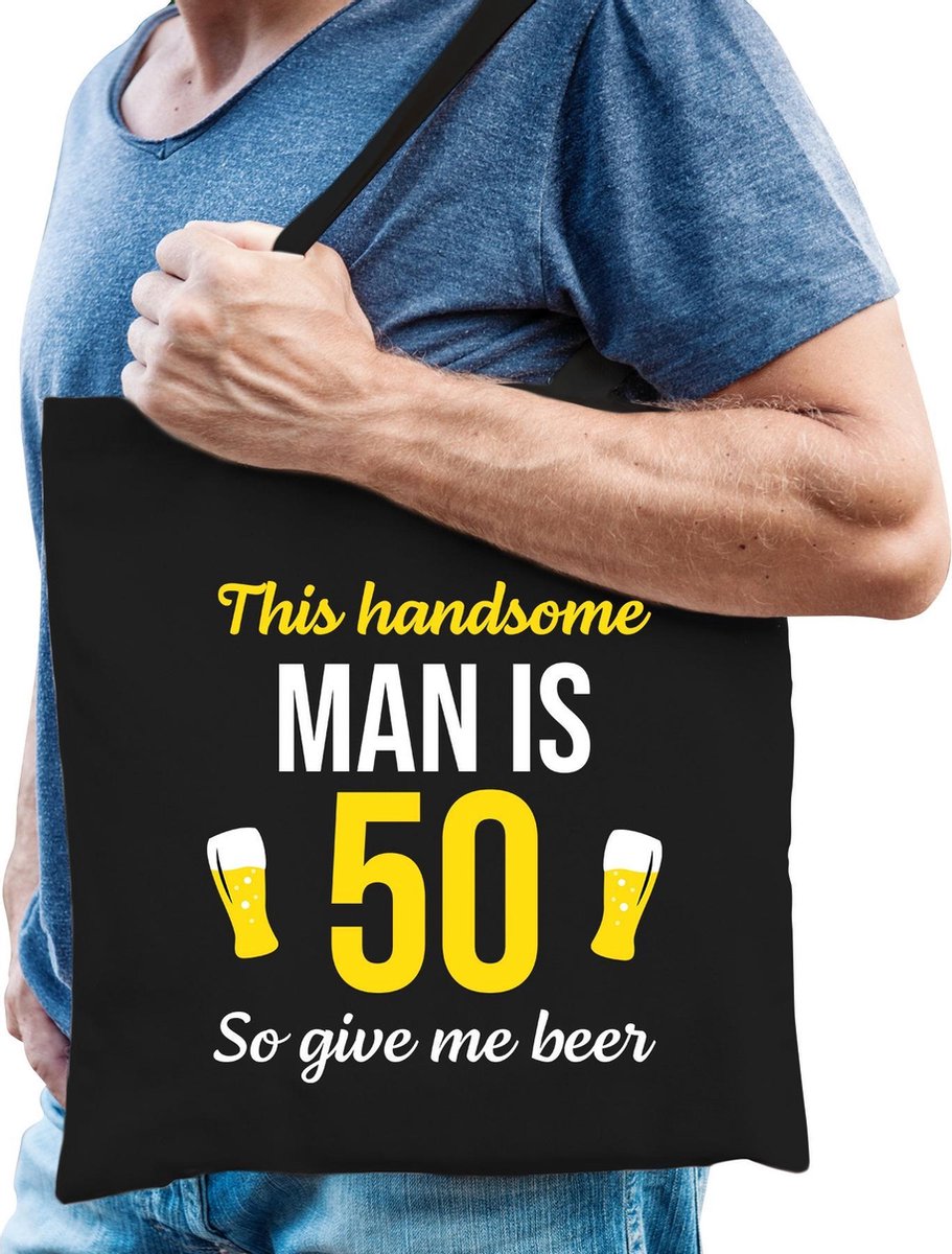 Verjaardag tas 50 jaar - this handsome man is 50 give beer - zwart - heren - vijftig cadeau tasje