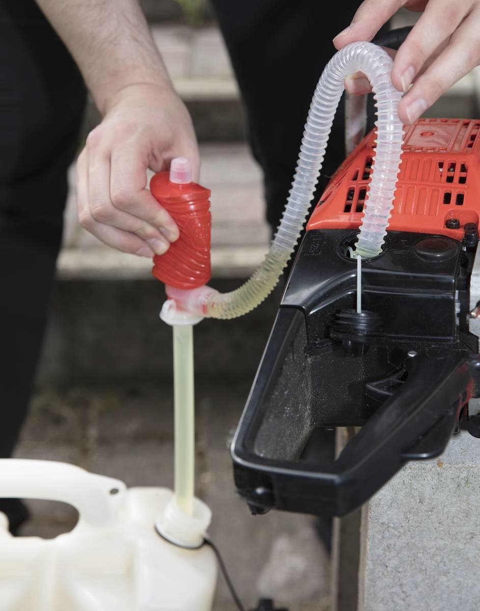 Handpomp voor het zuigen en overdragen van water