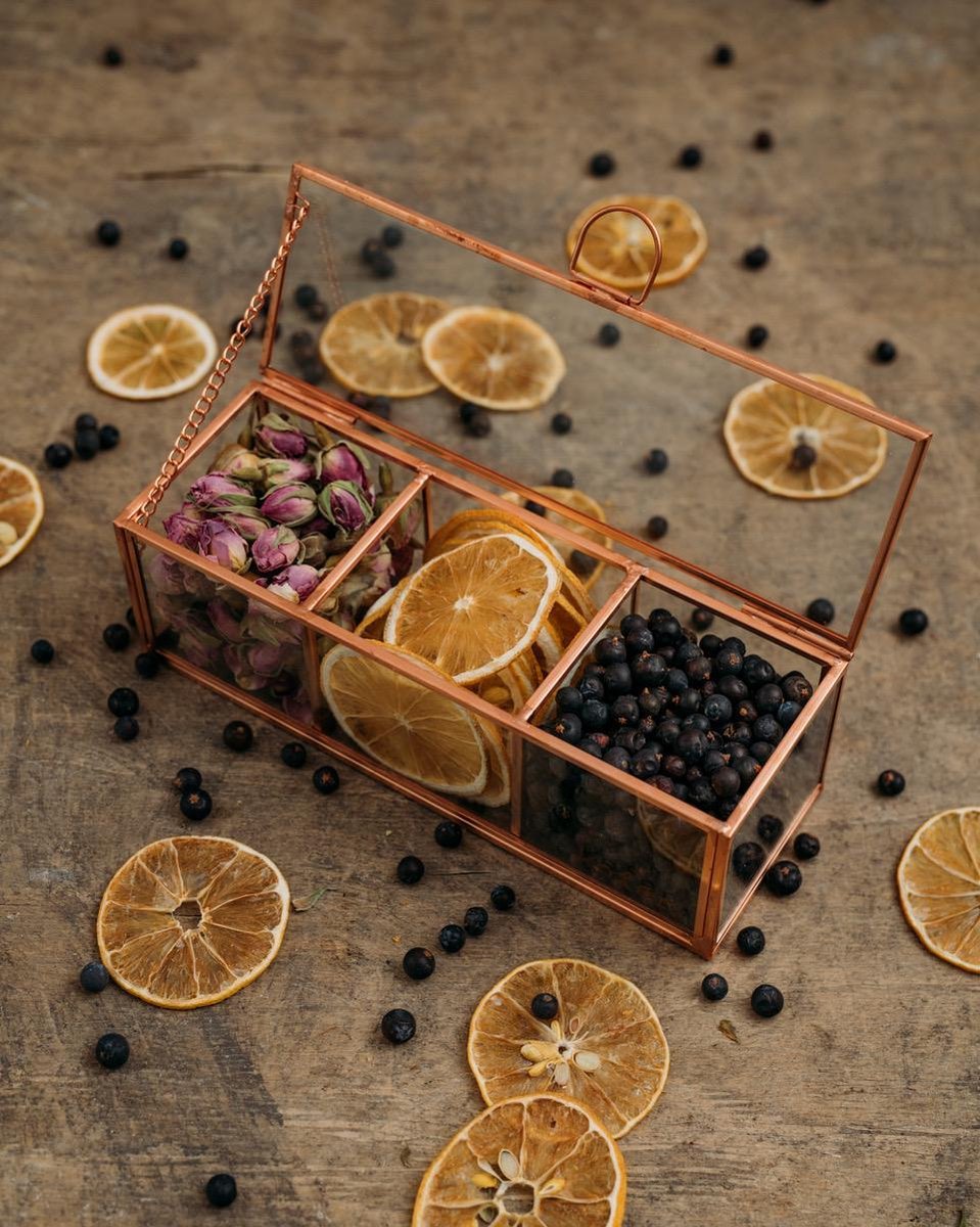 Giftbox Small (mix 2) 3 botanicals voor Gin & Tonic in mooie glazen kist. Perfect geschenk voor elke Gin-liefhebber.