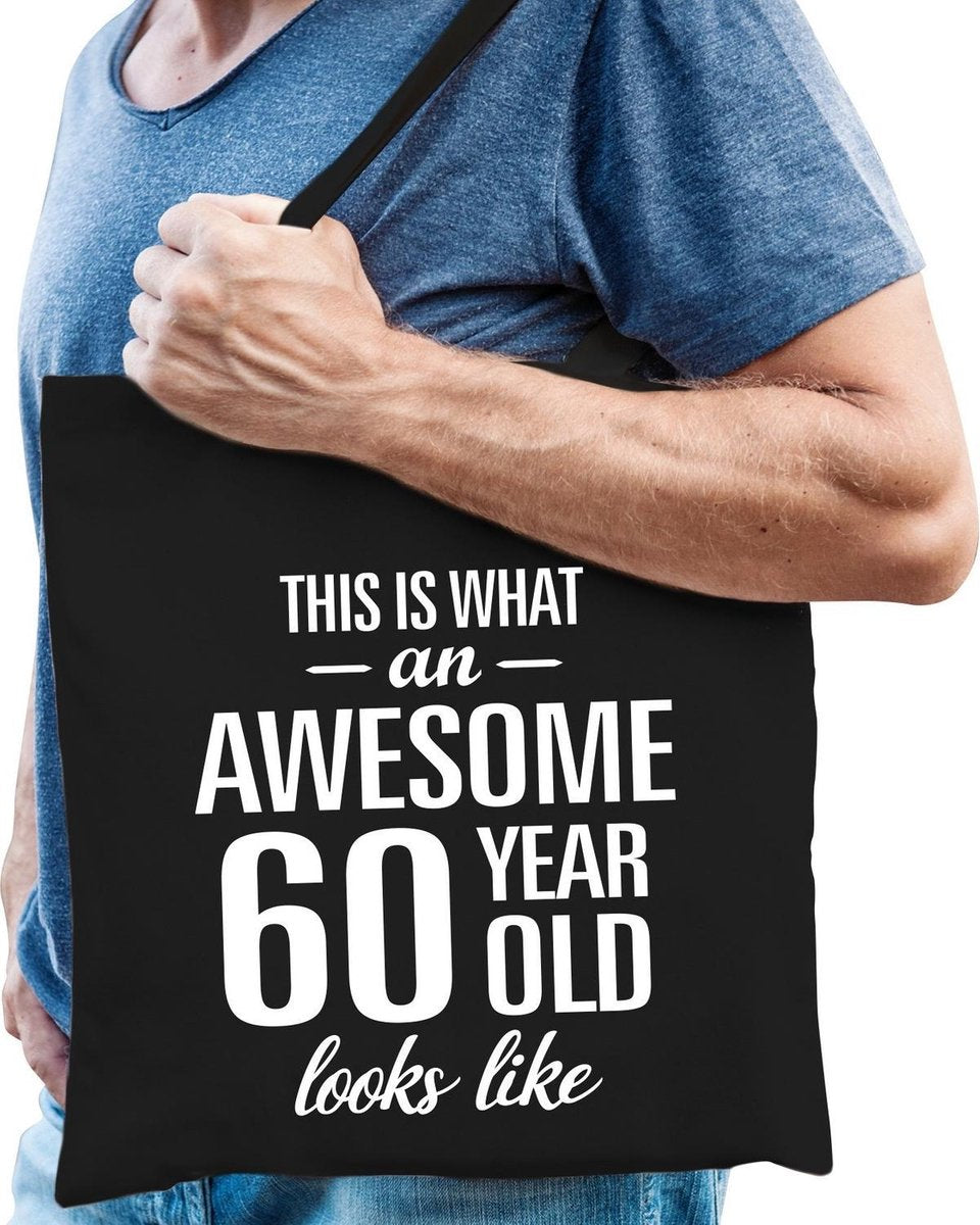 Awesome 60 year / geweldig 60 jaar cadeau tas zwart voor heren - kado tas / verjaardag tasje / shopper