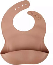 Siliconen slabbetje met opvangbakje kleur walnoot  / in verschillende hippe kleuren / uitwasbaar / siliconen slabbertje / hygiënisch / unisex / waterdicht / 0-3 jr / meegroei / verstelbaar / cadeau / zwangerschapscadeau