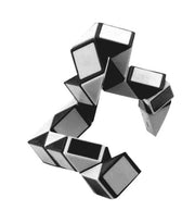 puzzel magische slang op kaart zwart