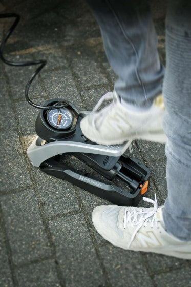voetpomp Airstep met manometer 7 Bar 30 x 15 cm zwart